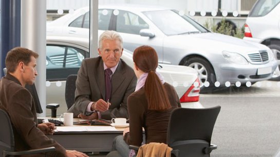 negotiating-with-a-car-salesman-612mz111910